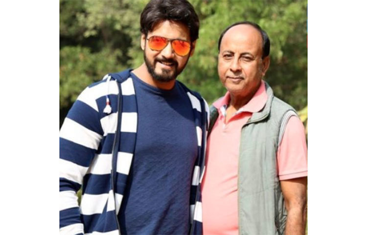 বাবা দীপক দাশগুপ্তর সঙ্গে অভিনেতা যশ দাশগুপ্ত।