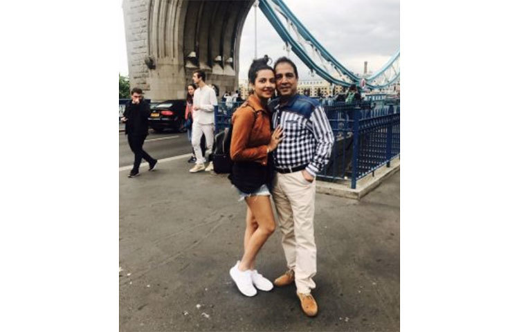 অভিনেত্রী শুভশ্রী গঙ্গোপাধ্যায়ের বাবা দেবপ্রসাদ গঙ্গোপাধ্যায়। সম্প্রতি তিনিও ডেবিউ করেছেন জামাই রাজ চক্রবর্তীর প্রযোজনায় ধর্মযুদ্ধ ছবিতে।