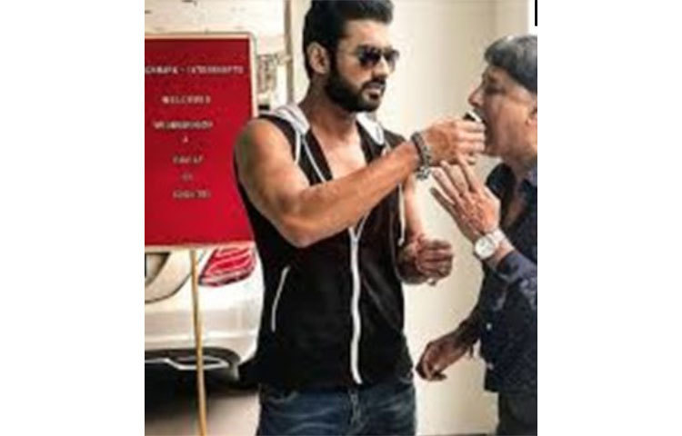 বাবার সঙ্গে অভিনেতা অঙ্কুশ হাজরা।