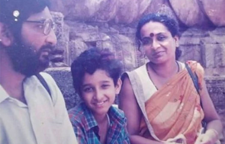 বাবা সতীনাথ চট্টোপাধ্যায় ও মা সুনেত্রা ঘটক চট্টোপাধ্যায়ের ছেলে পরমব্রত চট্টোপাধ্যায়।