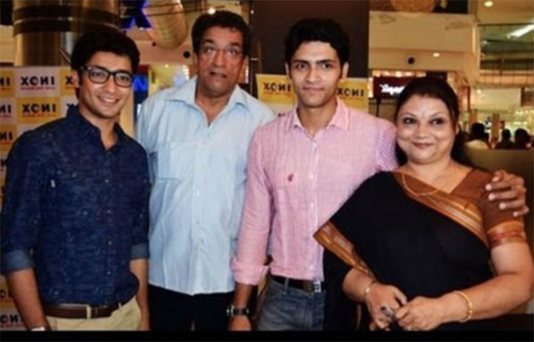 অভিনেতা সব্যসাচী চক্রবর্তী, মা মিঠু চক্রবর্তীর সঙ্গে গৌরব চক্রবর্তী ও অর্জুন চক্রবর্তী।