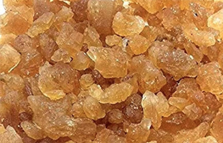 তালমিছরিতে আছে প্রচুর পরিমাণে ক্যালশিয়াম,পটাশিয়াম,আয়রন,জিঙ্ক,ফসফরাস ইত্যাদি। আর আমাইনো এসিডস। ভিটামিন বি ১২ যায় এই তালমিছরিতে। যা শরীরের পক্ষে উপকারি।