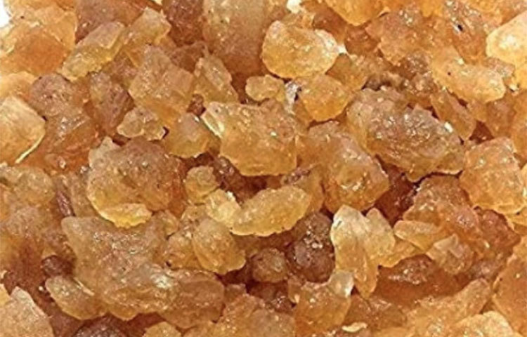 তালমিছরির রস কাশি উপশম করতে সাহায্য করে এবং গলায় শ্লেষ্মা নরম করে দেয়, ফলে গলায় খুসখুসানি কমে যায়। এক টুকরো তালমিছরি মুখে নিয়ে চুষলে সর্দিতে এবং কাশিতে আরাম পাওয়া যায়।