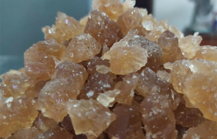 পেঁয়াজের রসের সাথে তালমিছরি মিশিয়ে কিছুদিন খেলে কিছুদিনের মধ্যেই প্রস্রাবের সাথে কিডনি স্টোন বেরিয়ে যায়। তালমিছরি কিডনির জন্য উপকারি।