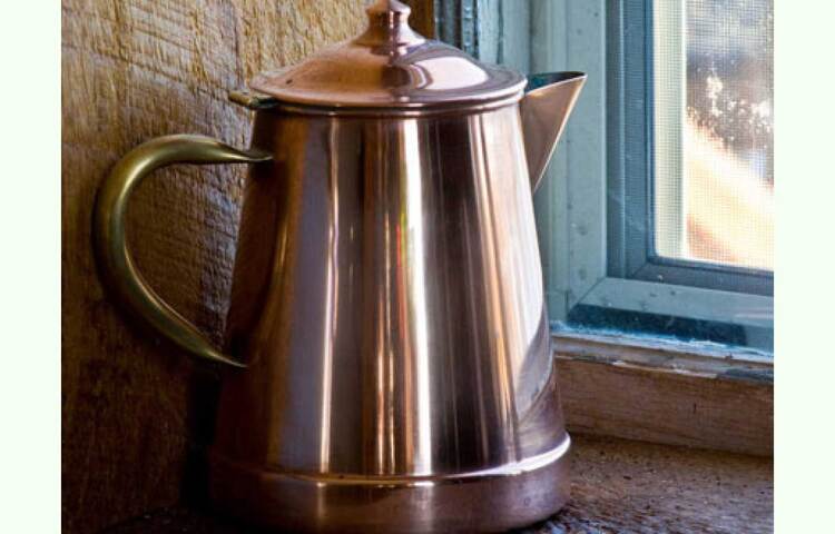 তামার পাত্রে পানি জমা করে রাখা বা পানি পান প্রাচীনকাল থেকে চলে আসছে। প্লাস্টিকের ব্যবহার বেড়ে যাওয়ায় ও চোখধাঁধানো ডিজাইনের বোতল পাওয়া যাচ্ছে বলে, অনেকেই সেই বোতলে পানি রাখা বা পানের অভ্যাস চালু করেন। কিন্তু যত দিন যাচ্ছে, মানুষ আবারও পুরনো অভ্যাসে ফিরছে। এর একাধিক ভালো দিকের কথা মাথায় রেখে, আবারও তামার পাত্রে খাওয়া বা তামার গ্লাস, বোতলে পানি পান শুরু হয়েছে। ছবি: সংগৃহীত