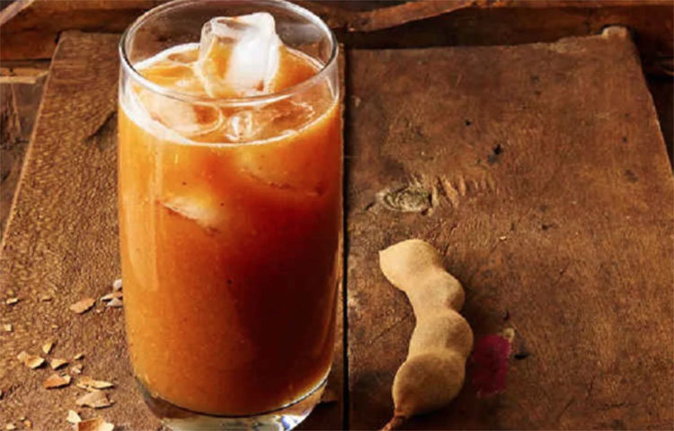 টক, মিষ্টির মিশেলে এক অন্যরকম স্বাদ তেতুঁলের। অনেকেই তেঁতুল খেতে খুবই পছন্দ করেন। চাটনি, সস, এমনকী ডেসার্টেও তেঁতুলের চল বহু প্রাচীন। ভারতের আয়ুর্বেদ শাস্ত্রে তেঁতুলের বিশেষ গুণাবলী রয়েছে। রোগ প্রতিরোধ ক্ষমতা বাড়ানো থেকে শুরু করে শরীরের বিষ উপাদান বের করে দেওয়া, মেদ ঝরানো ইত্যাদি নানা উপকার পাওয়া যায় তেঁতুলে। হার্ট ভালো রাখতেও তেঁতুলের কার্যকারিতা প্রমাণিত।