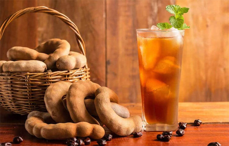 তেঁঁতুলের অন্যতম গুরুত্বপূর্ণ যৌগ হলো হাইড্রোক্সিসায়াট্রিক অ্যাসিড। এই যৌগ জমানো বাড়তি মেদ গলিয়ে ওজন কমাতে ও রোগা হতে সাহায্য করে। এই ফলে ফাইবার প্রচুর। ফলে তেঁতুল খেলে পেট ভরা থাকে। জাঙ্ক ও হাই ক্যালোরি খাবার খাওয়ার প্রবণতা কমে। ছবি: সংগৃহীত