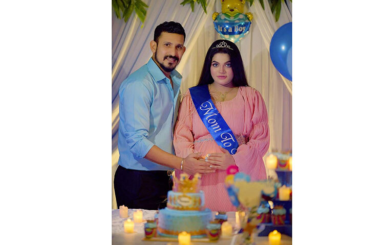 এই ছবি পোস্ট করে নাসির ক্যাপশনে লিখেছেন, ‘সো অ্যাক্সাইটেট মিট দিস লিটল পারসোন হু ইজ বিহাফ অব মি অ্যান্ড মাই লাভ’ এরপর লাভ ইমোজি দিয়ে লেখেন, ‘আলহামদুলিল্লাহ ফর এভরিথিং’। ছবি: ফেসবুক