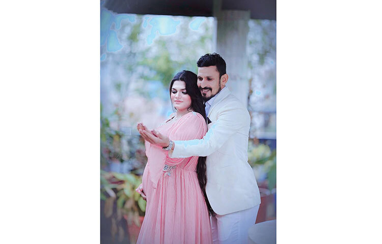 নাসির তার ফেসবুক পেজে তামিমার বেবি বাম্পের বেশ কিছু ছবি প্রকাশ করেছেন আজ। ছবি: ফেসবুক