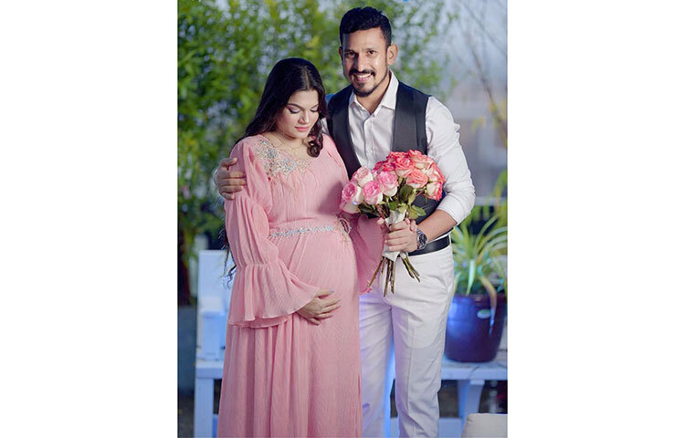 তামিমাকে ফুল দিয়ে অভিনন্দন জানাচ্ছেন নাসির। ছবি: ফেসবুক