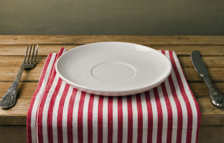 সরকার সব কিছু খুলে দেয়ার সঙ্গে সঙ্গে মানুষে মানুষে শারীরিক দূরত্ব বজায় রাখা কিছুটা মুশকিল হয়ে দাঁড়িয়েছে। বিশেষ করে যাদের বাসে, ট্রেনে বা অটোতে যাওয়া-আসা করতে হয়, তাদের কোভিড-১৯ সংক্রমণ প্রতিরোধ মাস্ক পরার পাশাপাশি পরিচ্ছন্নতা বজায় রাখতে হবে। তবে তার সঙ্গে রোগ প্রতিরোধ ব্যবস্থা জোরদার না হলে কিন্তু বিপদে পড়ার ঝুঁকি ষোলো আনা। আর তা সম্ভব খাবারদাবারের প্রতি বাড়তি যত্নশীল হয়ে।