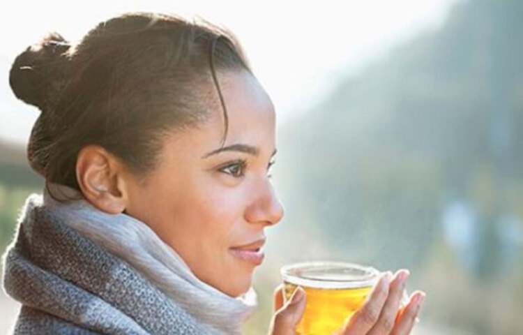 পৃথিবীর নানাপ্রান্তেই চা পানের রীতি আছে। প্রতিদিন সকালে এক কাপ চা না হলে দিনের শুরুটাই যেন ঠিকভাবে হয় না। এছাড়াও অফিসে, আড্ডায়, অতিথি আপ্যায়নে চা দারুণ জনপ্রিয়। চায়ের আলাদা স্বাদ পেতে কখনো, আদা, মধু, লেবু,তুলসী এরকম নানা জিনিস মিশিয়ে খেয়েছেন, এবার চায়ের সঙ্গে হলুদ মেশান।এতে স্বাদ তো বদলাবেই পাশাপাশি আপনার শরীরের জন্যেও তা অত্যন্ত প্রয়োজনীয়।