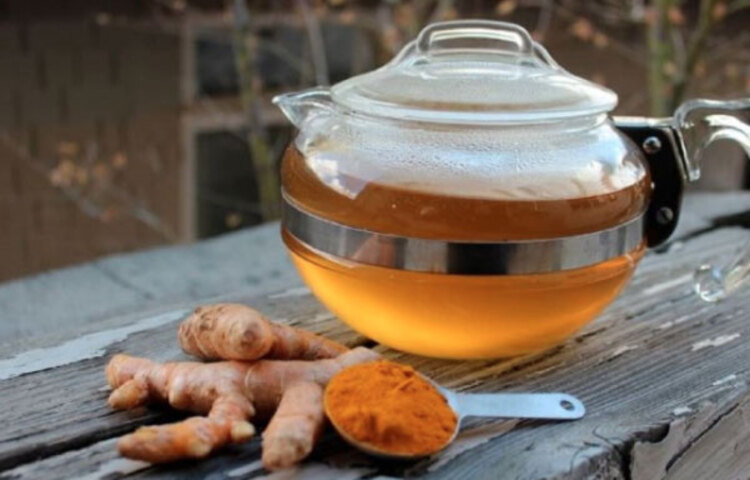 হলুদ চা বানানো যেমন সহজ, তেমনি সুস্বাদু। তাই এই চা পান করলে তার নানা সুবিধা পাওয়া যায়? কীভাবে বানাবেন হলুদ চা? প্রথমে একটি পাত্রে এক কাপের একটু বেশি পরিমাণ পানি নিয়ে গরম করুন। এবার গরম পানিতে অল্প পরিমাণে (এক চিমটে) হলুদ মিশিয়ে ফুটিয়ে নিন। তাতে চা পাতা দিয়ে দিন। এরপর এটিকে ১০ মিনিট রেখে দিন। তারপর পানি ছেঁকে নিন। এবার ছেঁকে নেয়া পানির মধ্যে গোলমরিচ, লেবুর রস ও মধু মিশিয়ে নিন। ব্যস, হলুদ চা তৈরি।