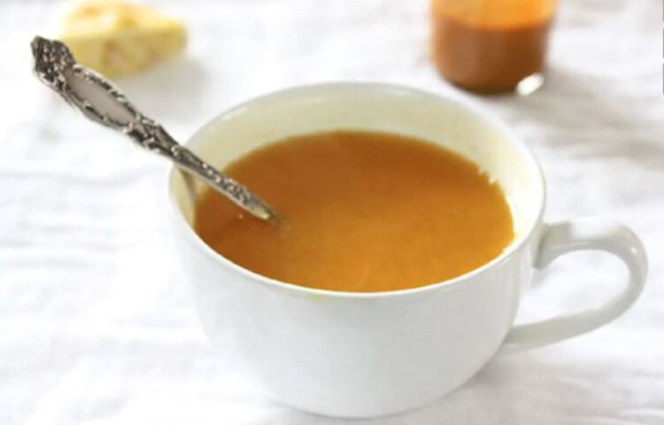 এই পানীয়ের গুণাবলী অপরিসীম। দৃষ্টিশক্তি ভালো হয়: দৃষ্টিশক্তি বাড়াতে সাহায্য করে হলুদ। হলুদ চা খেলে চোখের রেটিনাকে রক্ষা করে।