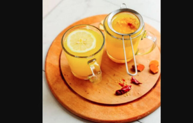 রক্তে কোলেস্টেরলের মাত্রা কমায়: হলুদে উপস্থিত কারকিউমিন রক্তে জমতে থাকা কোলেস্টেরলের মাত্রাকে কমিয়ে দেয়। ফলে হার্ট অ্যাটাক ও স্ট্রোকের ঝুঁকি কমে যায়।