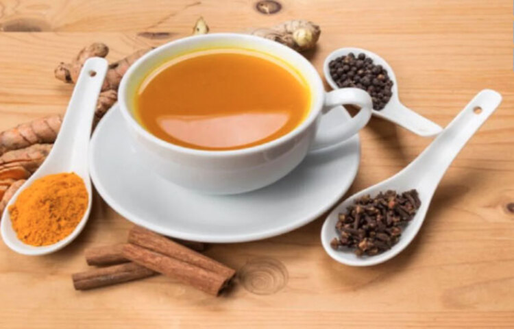 ত্বক উজ্জ্বল করে: নিয়মিত হলুদ চা পান করলে ত্বক দীর্ঘদিন উজ্জ্বলতা ধরে রাখে।