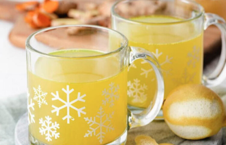 ক্যানসারের ঝুঁকি কমায়: হলুদের ভেতরে থাকা অ্যান্টিইনফ্লেমেটরি প্রপার্টিজ ও অ্যান্টিঅক্সিডেন্ট শরীরে ক্যানসার কোষ জন্মাতে দেয় না। এ ছাড়া হলুদ চা হজম ক্ষমতা বাড়ায়, স্মৃতিশক্তির বিকাশ ঘটায়, ওজন নিয়ন্ত্রণ করে, মাথার খুস্কির সমস্যা দূর করে, আর্থ্রাইটিসের ব্যথা কমায়।