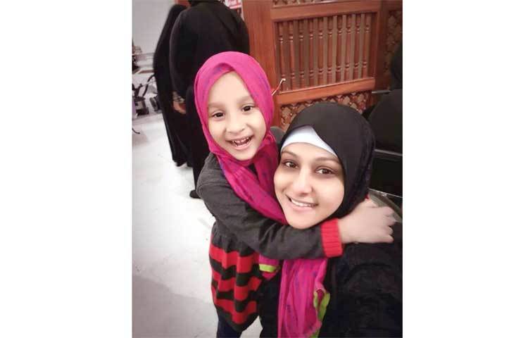 চিত্রনায়িকা পূর্ণিমা ও তার মেয়ের ভালোবাসার হাসি।