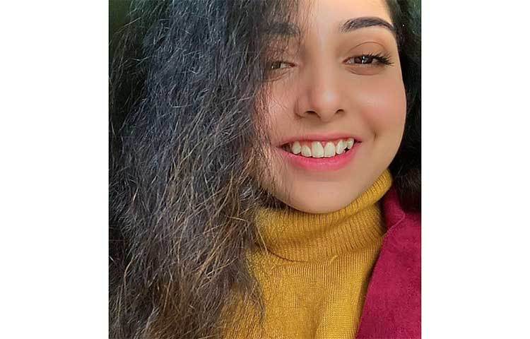 ভুবন ভোলানো হাসিতে শিল্পী পড়শি।