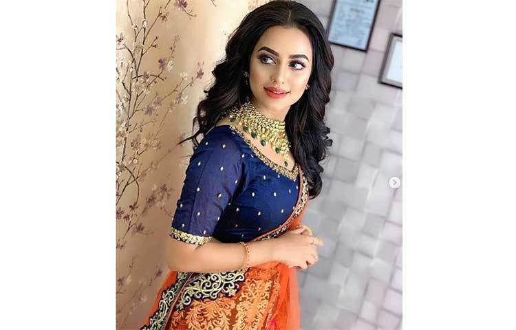 নুসরাত ফারিয়ার গ্লামারাস হাসি।