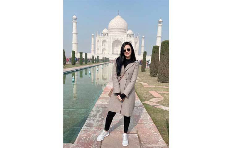 মিমের তাজমহল দেখার ভালোবাসার হাসি।