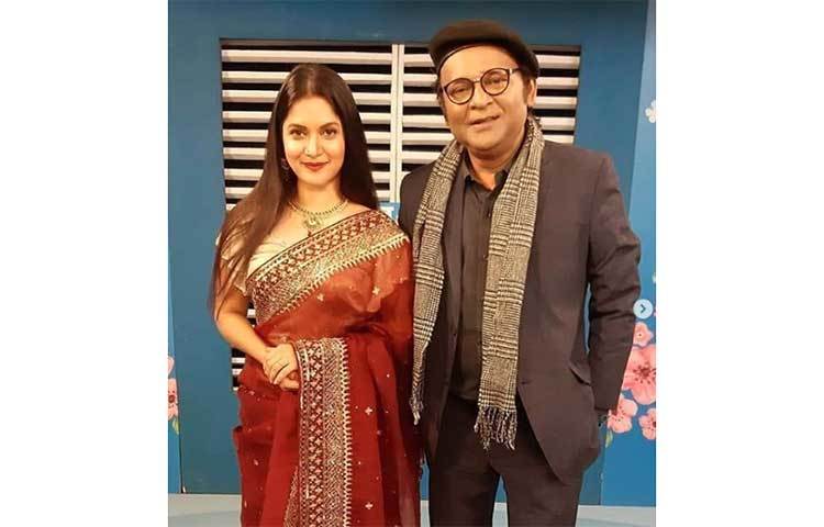 মিথিলা-আজাদ আবুল কালামের ফটোসেশনের হাসি।