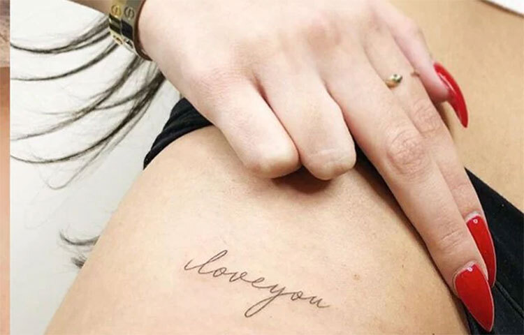 ট্যাটু করার আগের রাতে কখনোই ক্যাফেইন অথবা অ্যালকোহল খাওয়া চলবে না। কারণ এই ধরনের পানীয় সেবন করলে তা রক্ত পাতলা করে ট্যাটু করার সময় রক্তপাতের ঝুঁকি বাড়িয়ে দেয়। ছবি: সংগৃহীত