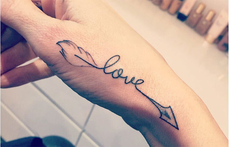 ট্যাটুর মাধ্যমে ত্বকের রোগ সহজে ছড়িয়ে পড়ে। তাই সংক্রমণ ঠেকাতে ব্যান্ডেজ দিয়ে মুড়ে দেওয়া হয়। ছবি: সংগৃহীত