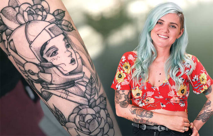 ব্যান্ডেজ দিয়ে ঢেকে রাখার কয়েক ঘণ্টা পর ট্যাটু পরিষ্কার করার আগে অ্যান্টিব্যাকটেরিয়াল সাবান দিয়ে হাত পরিষ্কার করতে হবে। ট্যাটু গরম পানি দিয়ে ধুয়ে এবং নরম তোয়ালে দিয়ে মুছে নিতে হবে। তবে এটি জোরে জোরে কখনোই নির্দিষ্ট জায়গায় ঘষা যাবে না। ছবি: সংগৃহীত