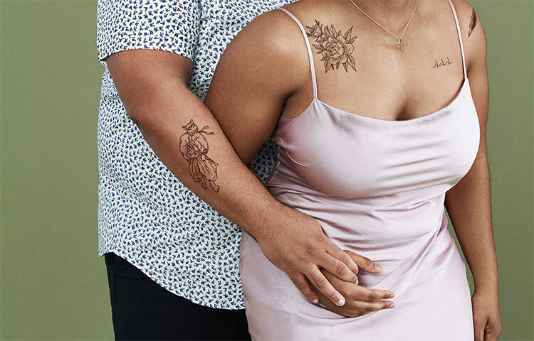 ট্যাটু করার পরে লোশন, ক্রিম অথবা পেট্রোলিয়াম জেলি লাগাতে হবে। অন্তত দুই সপ্তাহ ময়েশ্চারাইজার লাগাতে ভুললে চলবে না। ছবি: সংগৃহীত