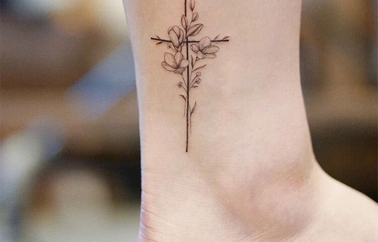 সময়ের সঙ্গে ট্যাটুর রঙ পরিবর্তন এবং হালকা হয়ে যাওয়া খুবই সাধারণ ঘটনা। কিন্তু সবচেয়ে গুরুত্বপূর্ণ বিষয় হলো বিপজ্জনক রাসায়নিক পদার্থ এবং সূর্যের অতিবেগুনি রশ্মি থেকে ট্যাটুকে দূরে রাখা। তাই বাইরে যাওয়ার আগে ট্যাটুতে অবশ্যই পর্যাপ্ত পরিমাণে সানস্ক্রিন লাগাতে হবে। ছবি: সংগৃহীত