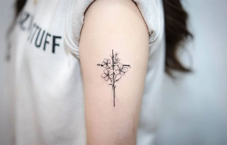 ট্যাটু ভিজে গেলে চিন্তিত হওয়ার কিছু নেই। তবে ট্যাটু করার পরে অন্তত তিন সপ্তাহ গরম পনিতে গোসল কিংবা সাঁতার কাটা উচিত নয়। ছবি: সংগৃহীত