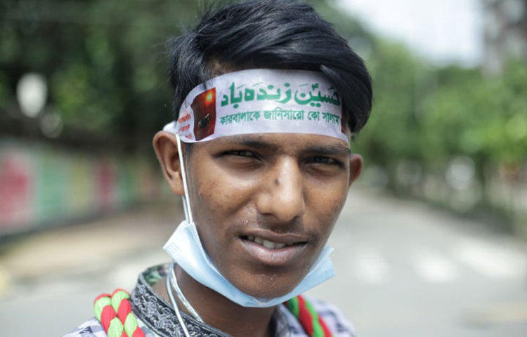 কারবালার স্মৃতি স্মরণে এই কিশোর। ছবি: মাহবুব আলম