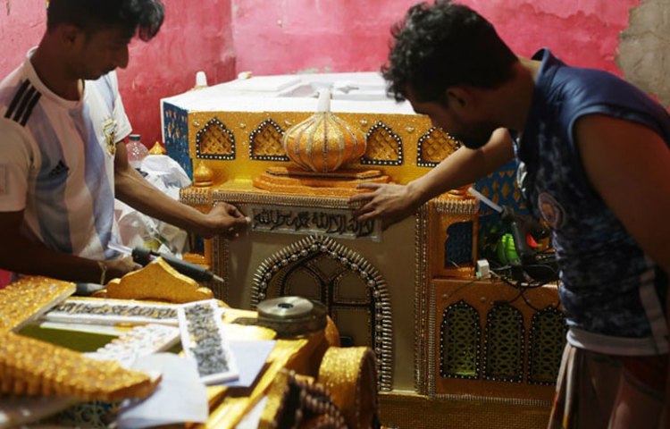 মহররম উপলক্ষে পরিষ্কার পরিচ্ছন্নতার কাজ করা হচ্ছে। ছবি: মাহবুব আলম