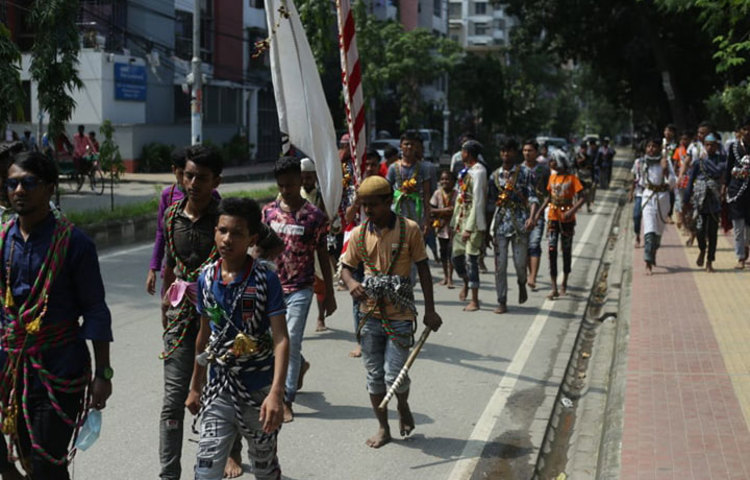 কারবালার স্মৃতি স্মরণে শিশু-কিশোররা রাস্তায় বের হয়েছে। ছবি: মাহবুব আলম