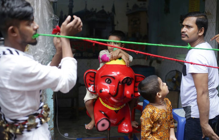 আশুরা উপলক্ষে শিশুদের খেলনা উপহার দেয়া হয়েছে। ছবি: মাহবুব আলম
