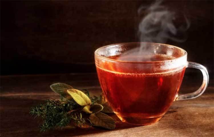 অনেকের চোখের নীচে কালো দাগ পড়ে। অল্প বয়সেই মনে হচ্ছে বুড়িয়ে গিয়েছেন অনেকটা! তাদের চিন্তার কিছু নেই। আপনার হাতের সামনেই রয়েছে এমন এক উপাদান যা দিয়ে সহজেই দূর করতে পারবেন ডার্ক সার্কেল। তা হল চা পাতা। চা পাতায় আছে ক্যাফেইন। আর ট্যানিন। তাই চোখের ফোলা ভাব ও ডার্ক সার্কেল দূর করতে একটি টি ব্যাগ নিয়ে ঠান্ডা জলে ভিজিয়ে রাখুন। তারপর ১০ মিনিট চোখের ওপর রাখুন। এতে ফোলাভাব ও ডার্ক সার্কেল দুটোয় কমে যাবে।