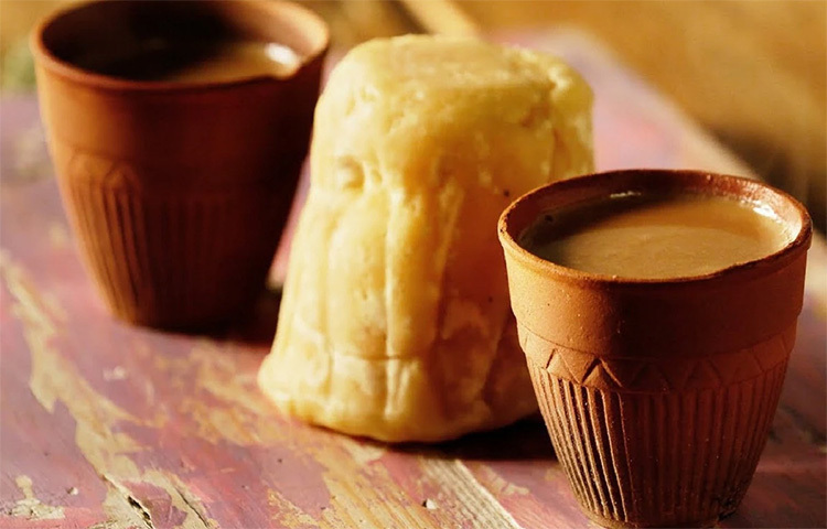 বিশেষজ্ঞরা জানাচ্ছেন, চিনি দিয়ে চায়ের বদলে আখের গুড়ের চা খেলে ওজন নিয়ন্ত্রণে থাকে এবং রোগপ্রতিরোধ ক্ষমতা বৃদ্ধি পায়। ছবি: সংগৃহীত