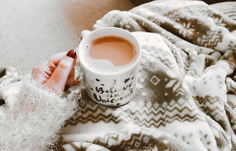 আমরা চা বলতে বুঝি ভালো করে দুধ-চিনি দিয়ে ফোটানো মিষ্টি চা। তার সঙ্গে আদা ও নানা রকম মসলা যোগ করলে তো কথাই নেই। এতে চায়ের মিষ্টি ভাব এবং স্বাদ ও গন্ধ চাকে নিখুঁত করে তোলে। ছবি: সংগৃহীত