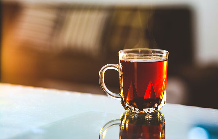 কেউ কেউ অতিরিক্ত পরিমাণে চা পান করেন। কিন্তু এই অতিরিক্ত পরিমাণে চা পানই বিপদ ডেকে আনতে পারে। তাই নিয়ম মেনে চা পান করা উচিত। ছবি: সংগৃহীত