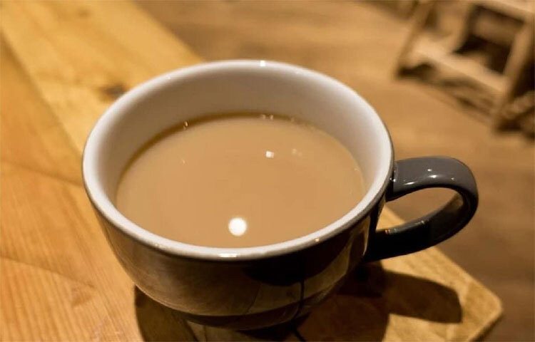 সাধারণত ২-৪ কাপের বেশি চা খাওয়া উচিত নয়। কারণ মাত্রাতিরিক্ত চা পান করা ক্ষতিকর। আর সেই চায়ের সঙ্গে যদি দুধ ও চিনি যুক্ত করা হয়, তবে সেই ক্ষতির পরিমাণ বৃদ্ধি পায়। ছবি: সংগৃহীত