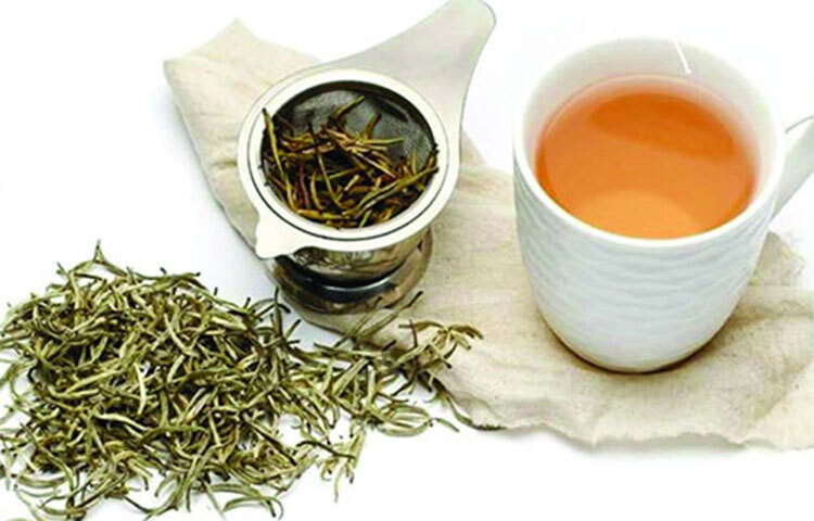 হোয়াইট টি: এটিকে সবচেয়ে খাঁটি চা বলা হয়। অন্য সব চায়ের থেকে সবচেয়ে কম প্রক্রিয়াজাতকরণ পদ্ধতি প্রয়োগ করা হয় এতে। সাদা চায়ের রং একেবারে হালকা এবং গন্ধও অনেক কম। মূলত এই চায়ের প্রাকৃতিক গন্ধ, স্বাদ ও মিষ্টতা উপভোগ করা হয়। ছবি: সংগৃহীত