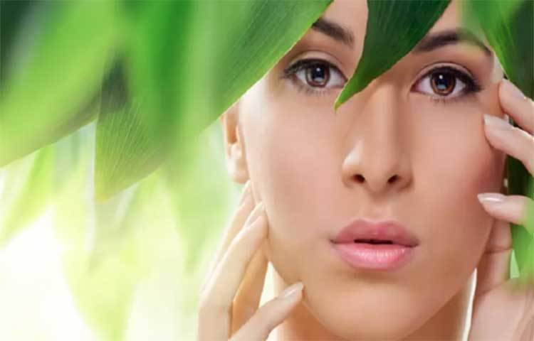 রোদে বেড়োতে বেড়োতে আপনার ত্বকে রোদের কালছে ছাপ পড়েছে? কোনো কিছুতেই দূর হচ্ছে না ছাপ! চিন্তার কিছু নেই। চায়ের কড়া লিকারে তোয়ালে ভিজিয়ে ত্বকে চেপে ধরে রাখুন কিছুক্ষণ। এভাবে নিয়মিত ব্যবহার করলে ধীরে ধীরে রোদে পোড়া দাগ কমে যাবে। ত্বক হবে ঝকঝকে।