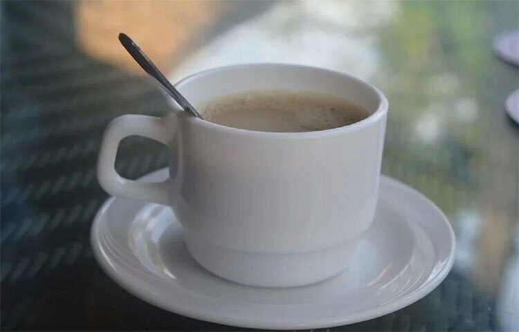 দুধ চা বেশি খেলে পেট ফাঁপে, স্ট্রেস ও দুশ্চিন্তা বাড়ায়, অনিদ্রা দেখা দেয়, কোষ্ঠকাঠিন্য হয়, রক্তচাপ ওঠানামা করে। ছবি: সংগৃহীত