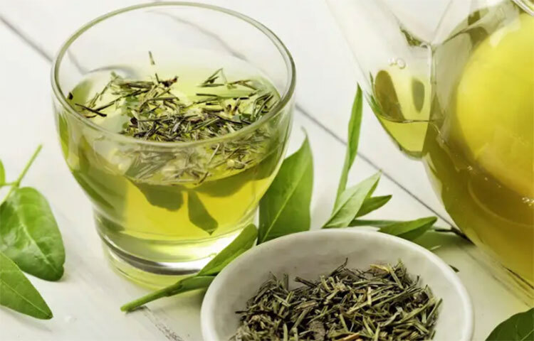 গ্রিন টি: এটি বিশ্বজুড়ে সবচেয়ে জনপ্রিয় চায়ে পরিণত হয়েছে। বিশেষ করে এশিয়ার মধ্যে এর চাহিদার শেষ নেই। অনেক স্বাস্থ্যকর চা বলে বিবেচিত হয়। অনেকগুলো ফ্লেভারেও মেলে। অনেক গ্রিন টি আছে যেগুলোতে ফল ও ফল মিশিয়ে দারুণ ফ্লেভার দেওয়া হয়। এমনিতেই সাদামাটা গ্রিন টিয়েরও অনন্য স্বাদ মেলে। ছবি: সংগৃহীত