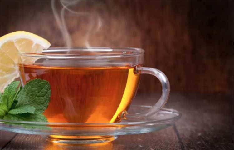 চায়ের লিকারে লেবুর রস মিশিয়ে ত্বকে ছিটিয়ে নিন। এটি খুব ভাল টোনারের কাজ করবে। ত্বক তেলতেলে হলে চট করে উপকার পাবেন।