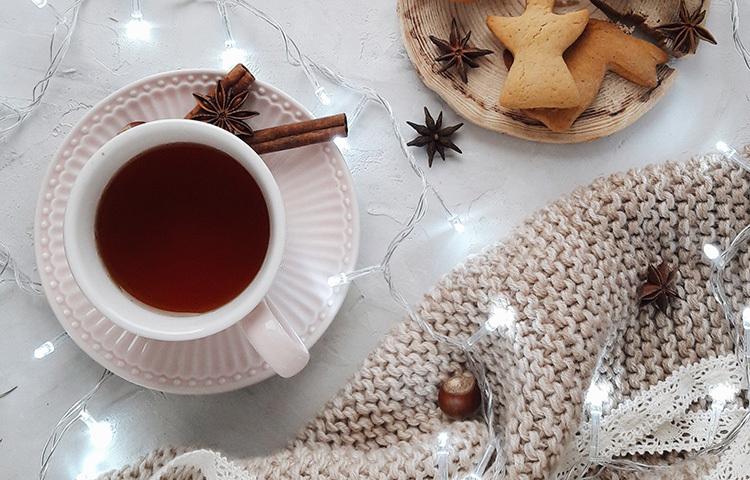 চাপ্রেমীদের কাছে চা খাওয়ার অভ্যাস ত্যাগ করা অনেকটা দুঃস্বপ্নের মতো। চা খাওয়ার অভ্যেস ত্যাগ করার কোনো প্রয়োজন নেই। চা বানানোর উপকরণের পরিমাণ একটু কমিয়ে দিলে চা খেতে আর অসুবিধা থাকবে না। ছবি: সংগৃহীত