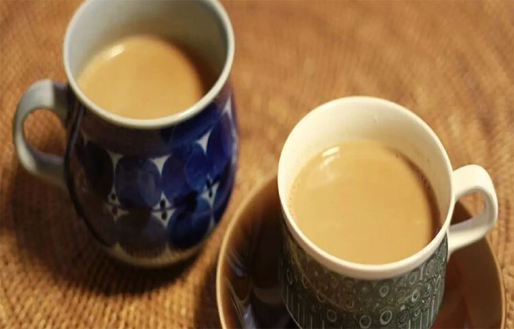 দুধের প্রোটিন চায়ের অ্যান্টি-অক্সিডেন্টের ওপর বিরূপ প্রভাব ফেলে। অ্যাসিডিটি বাড়ায়। এক কাপ দুধ চা দিয়ে আপনার দিন শুরু করেন তবে পরিপাক ক্রিয়াকে ব্যাহত করবে। ছবি: সংগৃহীত