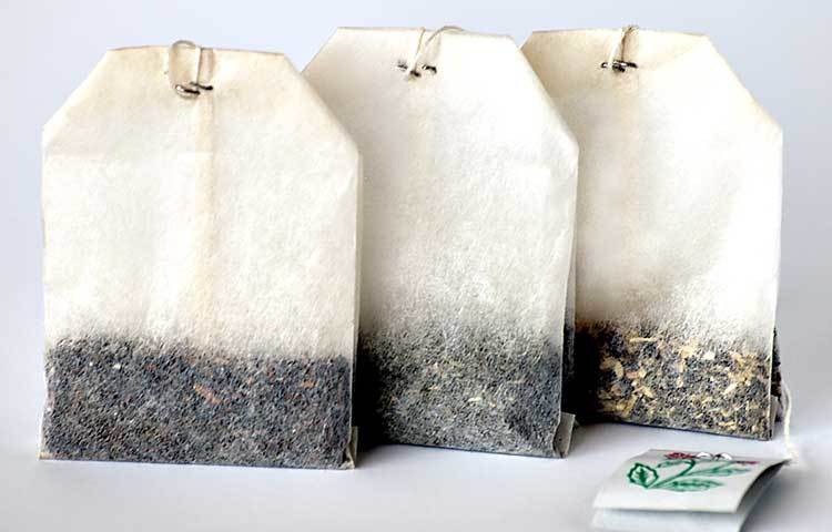 ব্যবহার করা টি-ব্যাগ শুকিয়ে স্ক্রাবার হিসাবে ব্যবহার করুন। এতে ত্বক ঝকঝকে হবে।