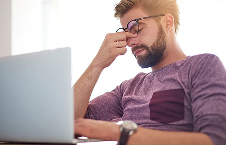 মাথাব্যথা কমায় গুড়ের চা। মাইগ্রেনের অসহ্য মাথাব্যথায় বিরক্ত হলে গরুর দুধে গুড়ের চা করে খান। আরাম পাবেন। ছবি: সংগৃহীত